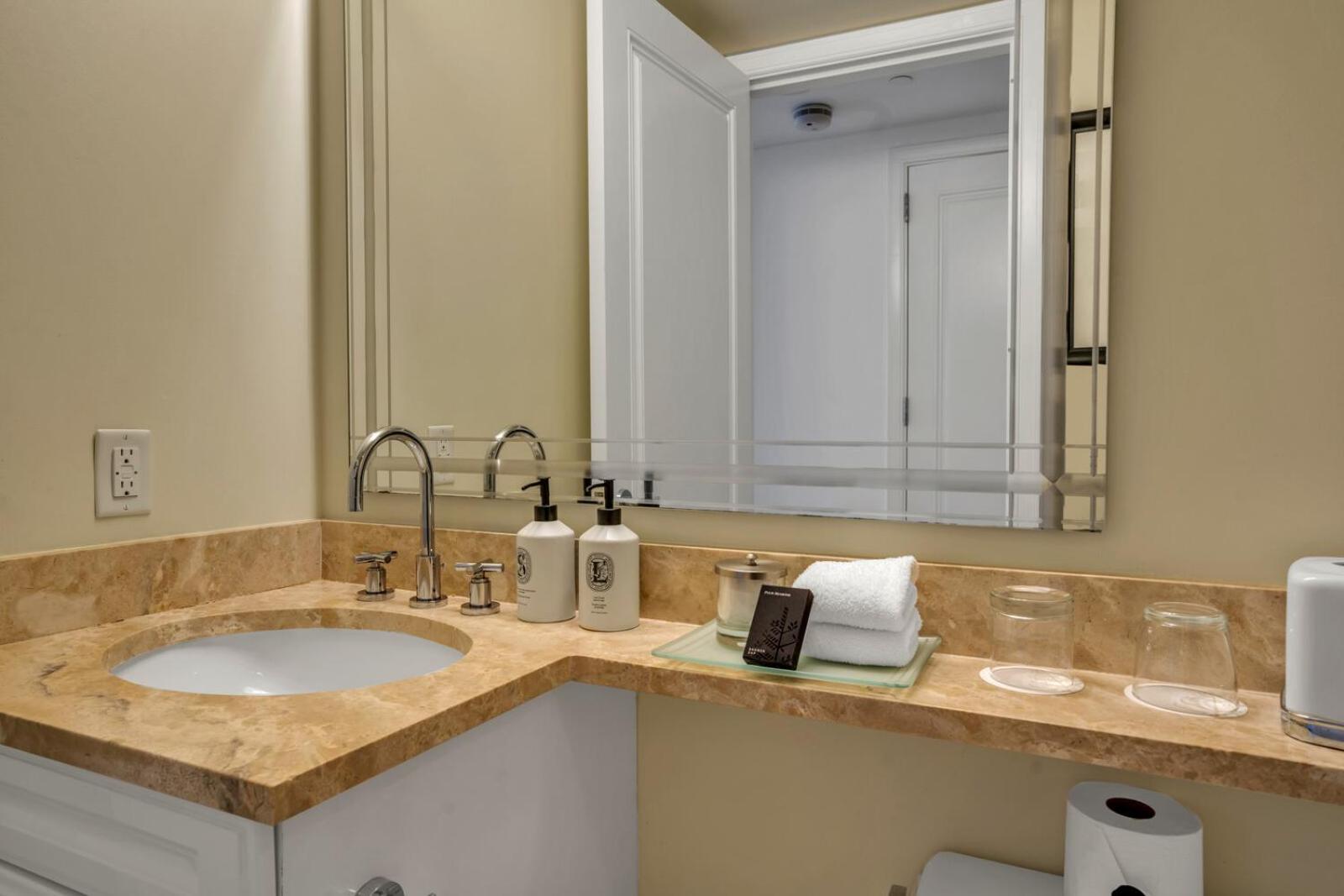 Private 2Bed - 2Bath Ocean View Suite Four Seasons Hotel- Four Seasons Miami *
